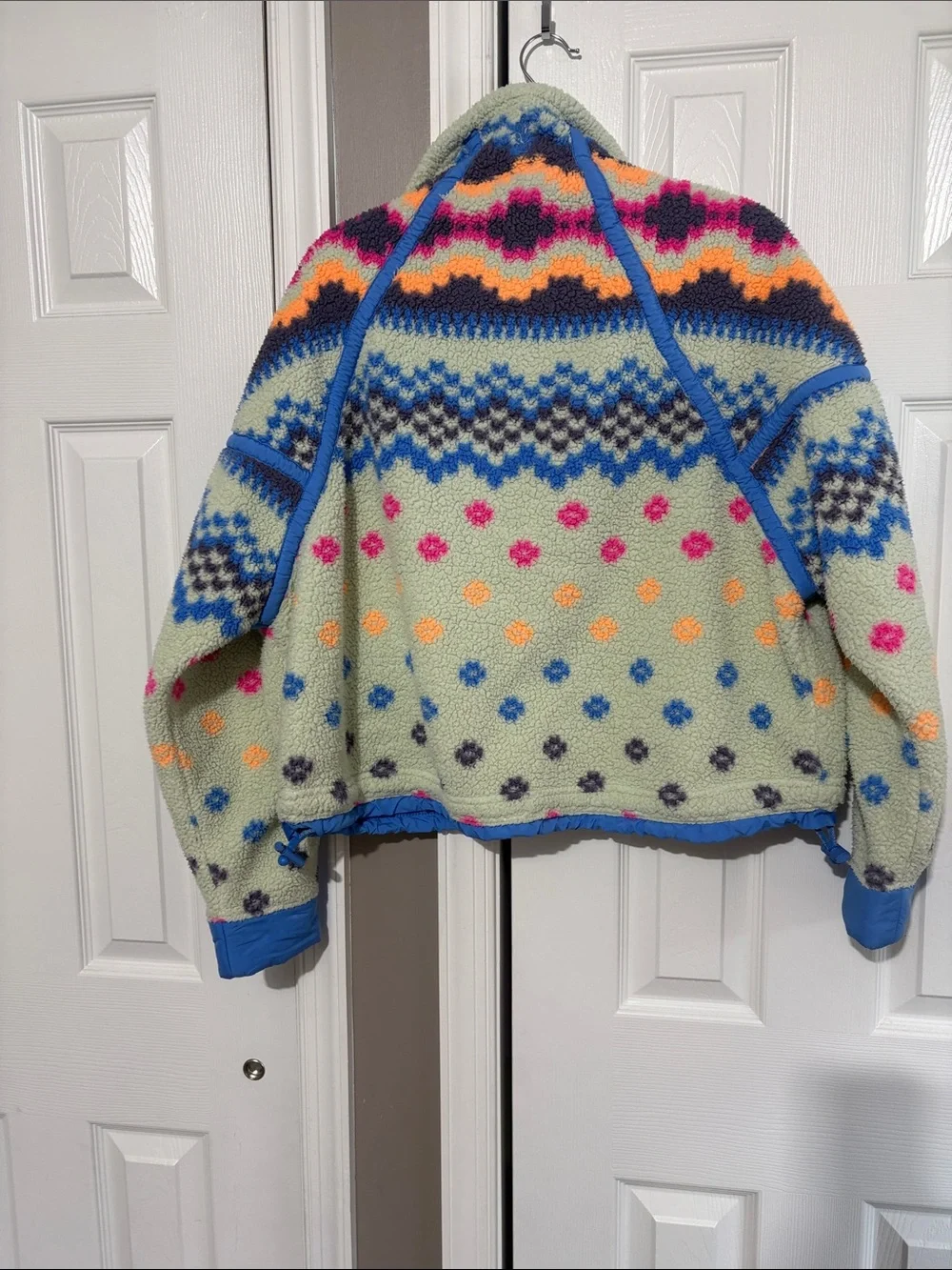 Cozy Patterned Fleece Pullover Sweater - Light Green with Blue Accents